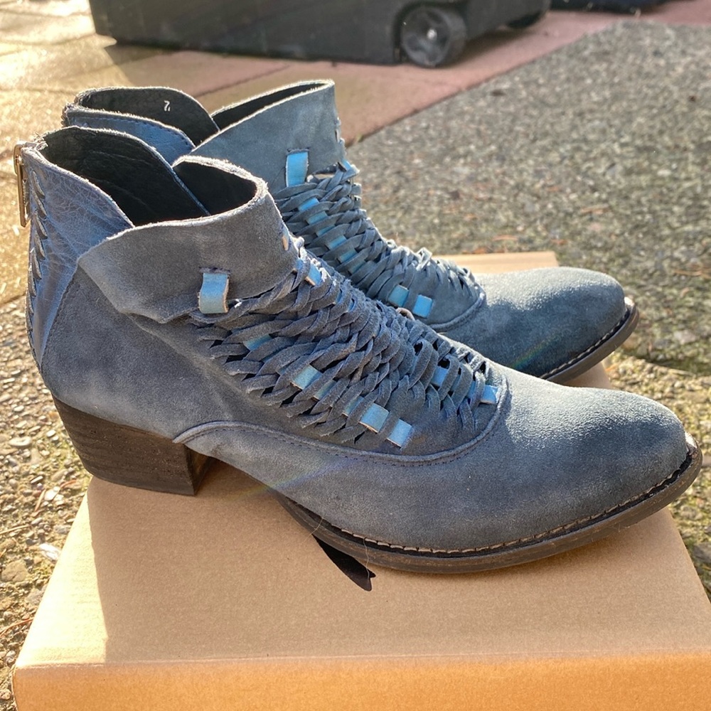 Cobalt size 7 rebel boots